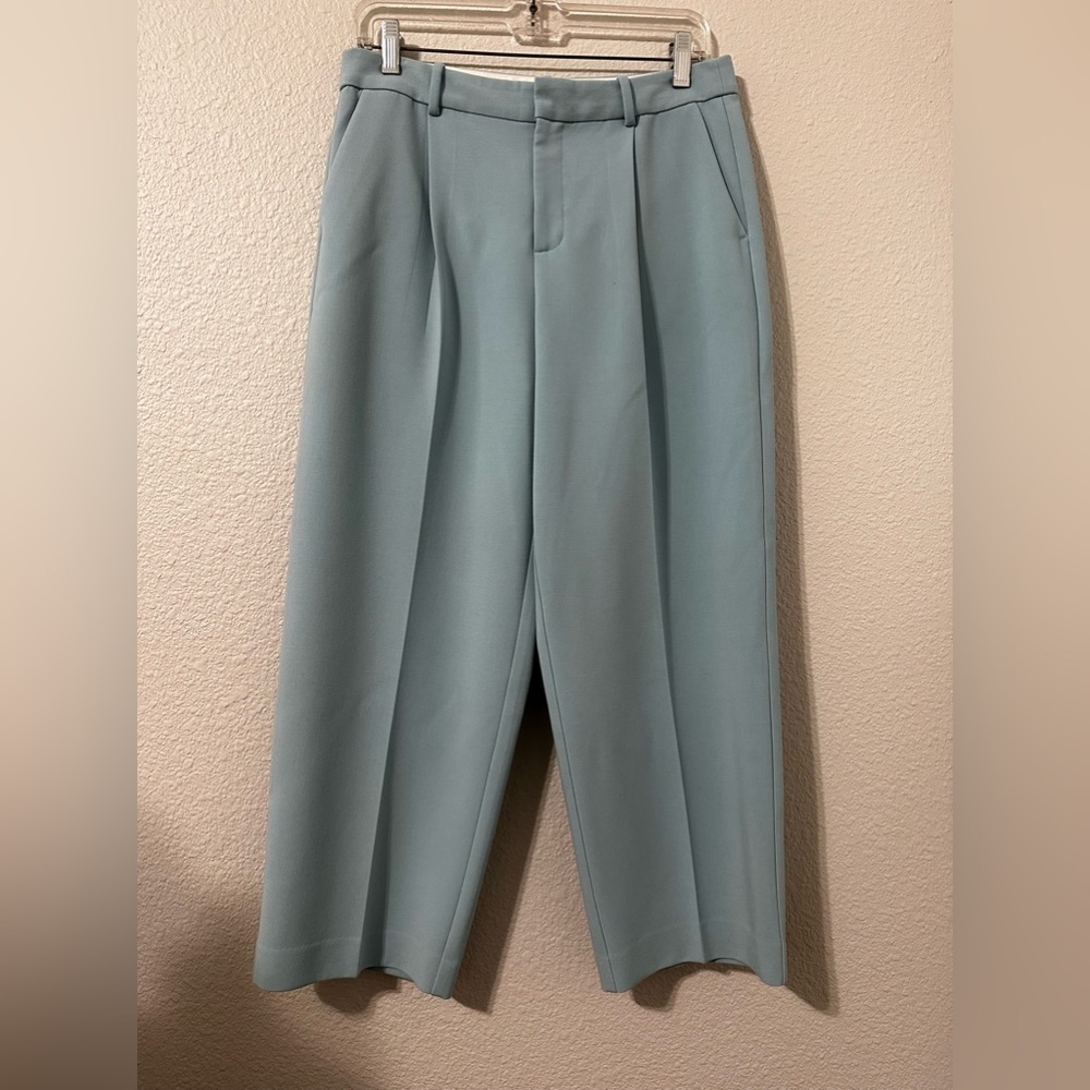 Chelsea28 Cropped Wide Leg Pants. Size 6